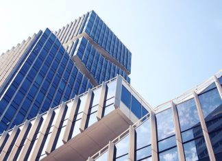 Akcesoria biurowe – jak wybrać ekran?