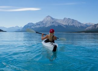 Jak wybielić zęby szminką? Skuteczne porady Jak wybielić zęby szminką? Skuteczne porady
