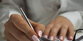 Jak powinien wyglądać idealny manicure z użyciem lakierów nude?