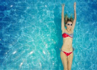 Pływanie w soczewkach kontaktowych – czy jest możliwe?