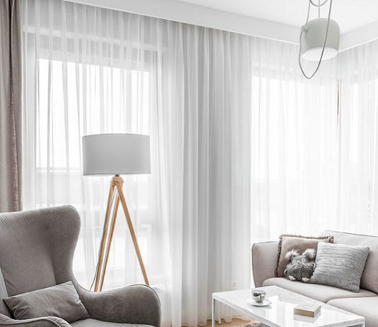 Firany do kuchni, salonu, sypialni – 5 pomysłów na aranżację okien