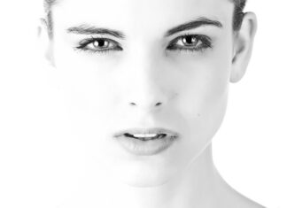 Jak rolować skórę pod oczami?