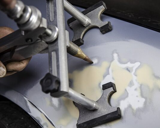 Co nakładać na włosy po prostowaniu?