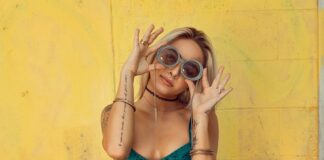 Dlaczego Top zmienia kolor lakieru?