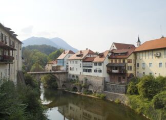 Czy lokówko suszarka niszczy włosy?