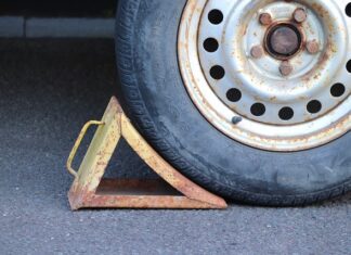 Co jest gorsze dla włosów prostownica czy suszarka? Co jest gorsze dla włosów prostownica czy suszarka?