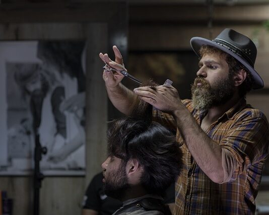 Czy fryzjer mobilny może przyjmować w domu? Czy fryzjer mobilny może przyjmować w domu?