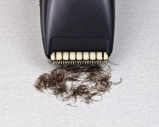 Czy trymerem do brwi można golić wąsik?