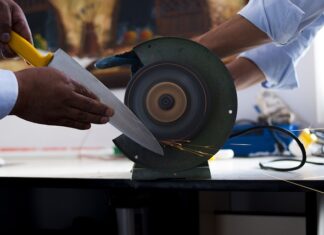 Jak ostrzyć nożyczki i pod jakim kątem?